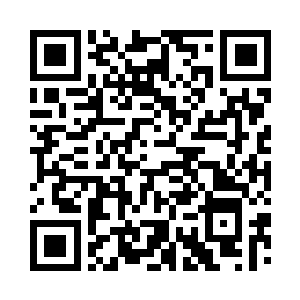 厉永刚和一群学校领导坐在主席台前排二维码生成