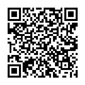 原本合体的衣服也因为身体的消瘦走样而变得空荡荡的二维码生成