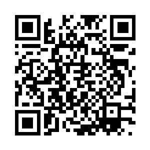 原本在坐在酒吧一角的一个带着金丝眼镜二维码生成