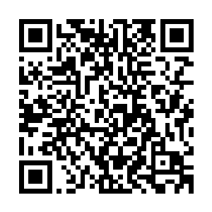 原本在天空因为风向的关系还有些晃荡的飞艇一下子稳定了下来二维码生成