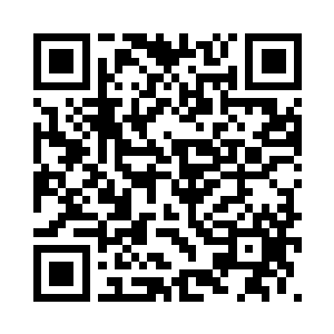 厨房的纱门上挂着块米色小花的布二维码生成