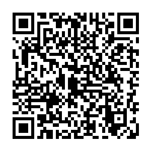 又有一个叫丽贝卡的白人金发女孩不甘示弱般晒出了她和叶惟的亲密合影二维码生成