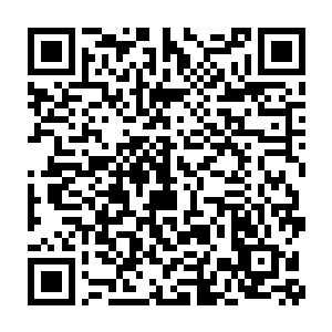 又有一个挺着啤酒肚戴着京剧脸谱面具声线低沉的男人抬头提问道二维码生成