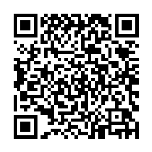 又有一名差点变成奴隶的年轻女子从队列中走了出来二维码生成