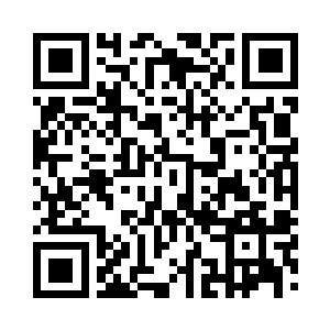 双手各持一支怪模怪样却绝对凶悍的枪械二维码生成