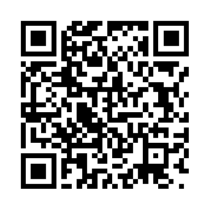 双手合十不停的对着墙壁上的一张挂历拜二维码生成