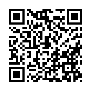 双手将体恤连带着纯黑色的胸罩向上推起二维码生成