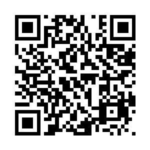 双手按在她的肩膀上轻轻地替她揉捏着二维码生成