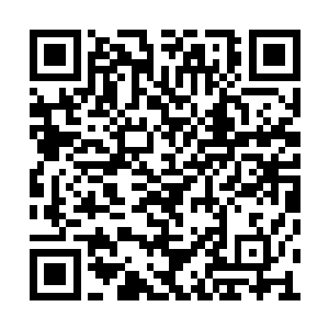 双手提着两柄宣化花斧的当家身披一件虎皮大裘二维码生成