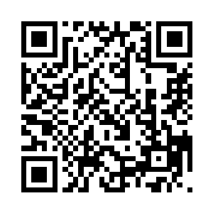 双手紧紧的抓住了走出来的张医生的手二维码生成