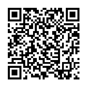 双手青筋暴跳地握着保护杆坐在还没启动的设备上时二维码生成