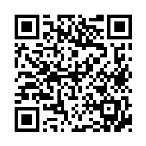 双方阵营的人马分成了两拨站在小溪的两边二维码生成