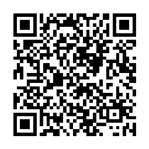 双眸紧紧地盯在了慕容情正在吹奏红玉短笛的红唇之上二维码生成