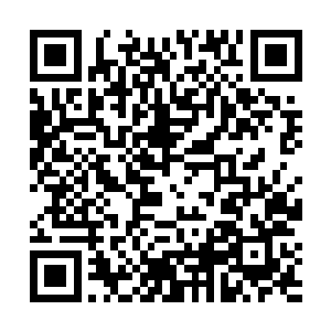 双眼放光颤抖的伸出双手想要去握住那女子挺拔的酥胸二维码生成