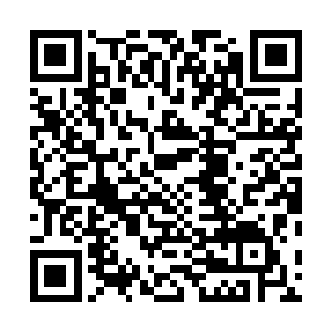 双肩背的医疗包好像什么背带被挂在了那辆摩托车龙头上二维码生成