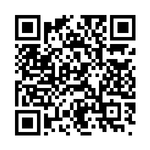 双脚已经浸到海水里的巴克很小心的蹲起身来二维码生成