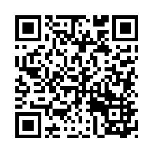 双臂撑在场地外围栏杆上的连俢肆二维码生成