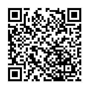 发现一个三四十岁的中年人拄着一只单拐走在前面二维码生成