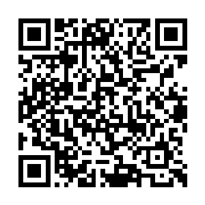 发现一个穿着白色制服的护士正在男人脸上动着二维码生成