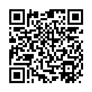 发现七娘一个人坐在院子里面对着张画傻笑二维码生成