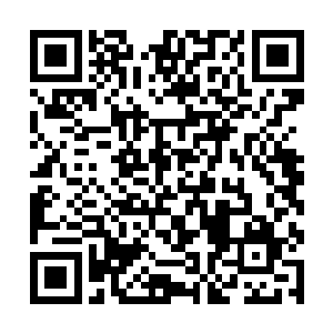 发现这正好是一处后方靠近一条人工河的别墅区边角二维码生成