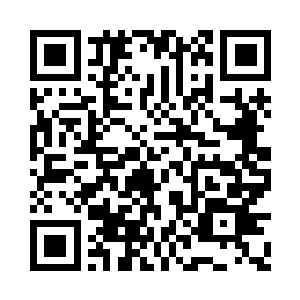 发髻上颗粒饱满的珍珠被阳光照得灿然生光二维码生成