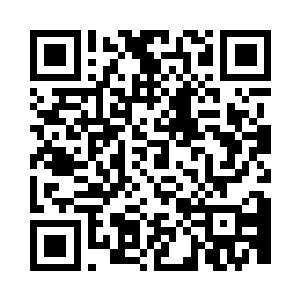 取出一根香烟放在鼻子前陶醉的嗅闻着二维码生成