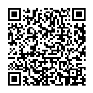 另一只手手中在走近的短暂过程中从衣袖中取出来的迷药就直接送入乌云口中二维码生成