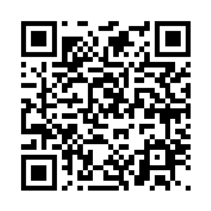 另一辆黑色的轿车从远处行驶了过来二维码生成