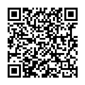 另一边那些马不停蹄来到教室的学生全部站在教室门外二维码生成