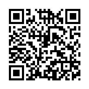 另一面墙上挂着一幅巨大的黑色案板二维码生成