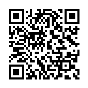 另外一个年轻男子笑哈哈的坐在一个橡皮艇上二维码生成