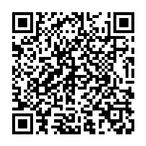 另外一个微微仰头对视的画面和电视剧里男女主角的深情对望也不弱一分二维码生成