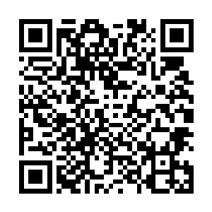 另外一个戴着眼镜脸上长满青春痘的女孩儿气愤的说道二维码生成