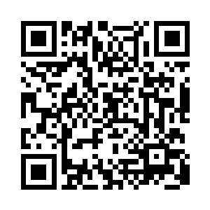 另外一个穿红色t恤的男人也站在人群里面帮腔二维码生成