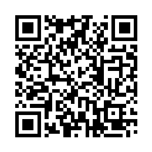 另外一只手在她的手臂上轻轻的按压着二维码生成