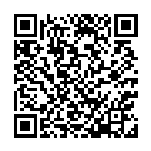 另外一只没有握着唐子皓的手在他健硕的胸前轻轻画着圈二维码生成