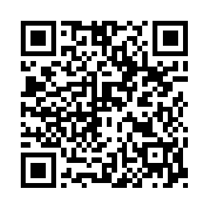 另外一名东京大学代表队的球员挥起拳头二维码生成