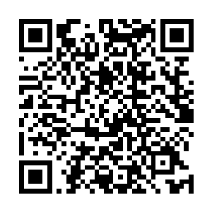 另外一张桌子上一个高瘦的人捻着下巴上的一撮羊须说道二维码生成