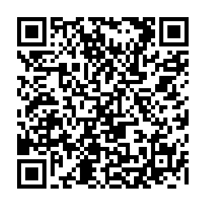 另外一边 肖龙走出了包厢后就下了楼 一边下楼 肖龙一边拿出了手机二维码生成