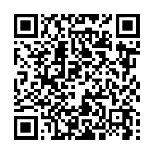 另外两个人连忙对先前那个接帖子的年轻门子耳语几句二维码生成