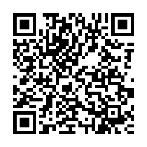 另外几桌的商人都向这个随身带着一本万年老黄历的商人拱手二维码生成