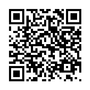 只不过是在绕着那条触手不断的飞行二维码生成