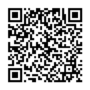 只好随手抓住一个正在冒烟的铜鹤香炉砸向余麻花赤二维码生成