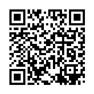 只姚满屯搂着三闺女在偏房门口的树荫下二维码生成