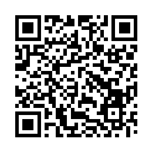 只开启天眼通透过大箱子间的缝隙往外看去二维码生成