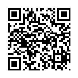 只是讪讪的坐到了旁边的一张座位上二维码生成