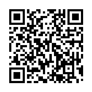 只有一双眼睛透过特质玻璃打量行人二维码生成