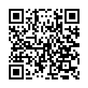 只有两辆发动的汽车用车灯给空地照明二维码生成