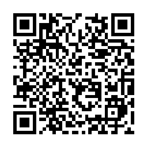 只有四个机器人小心翼翼的朝关押人类的方向前进二维码生成